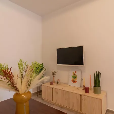 Christina's Афанту